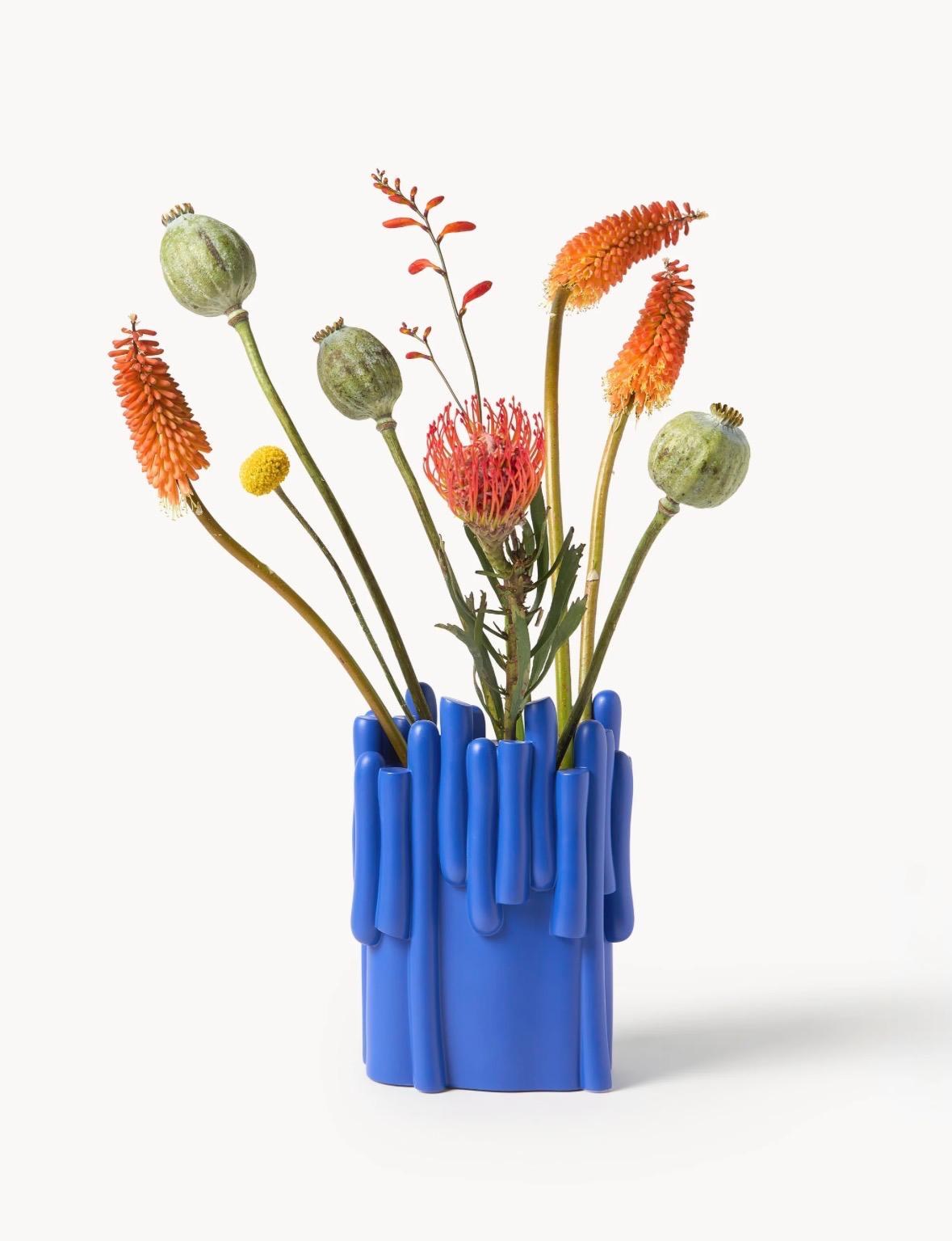 Blauwe keramische vaas met droogbloemen